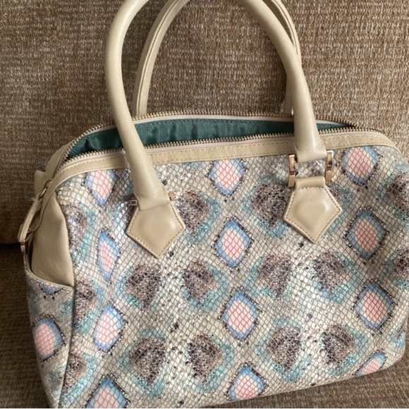 Kelly Wynne Handbag - Picture 3 of 9